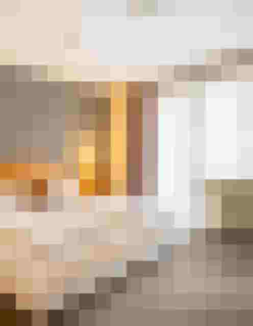 Helles Schlafzimmer mit Doppelbett, Nachttischen, Vorhängen und großem Fenster in Bad Hofgastein