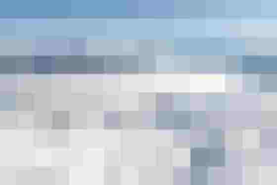 Verschneite Alpenlandschaft mit Bergen und Wolkenmeer im Gasteinertal