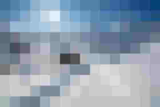 Verschneite Alpenlandschaft mit Holzhütte und Sonne nahe Bad Hofgastein