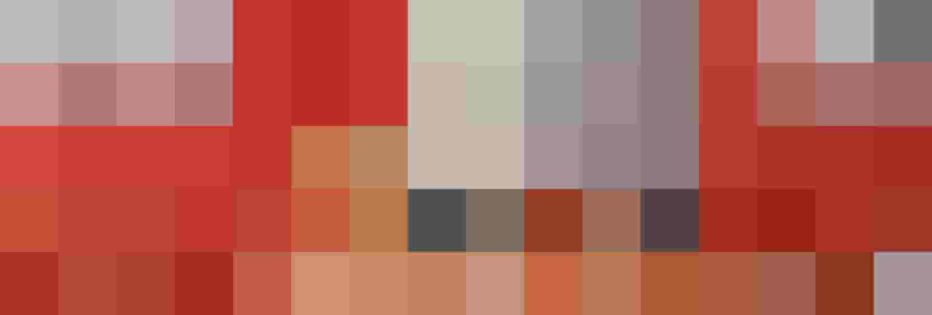 Gemütlicher Aufenthaltsraum mit Kamin, roten Wänden, modernen Stühlen und Holzakzenten