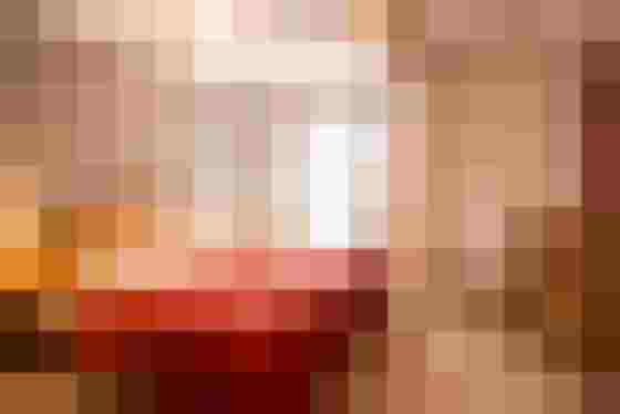 Modernes Apartment mit Doppelbett, Balkonzugang, Holzmöbeln und gemütlicher Sitzecke