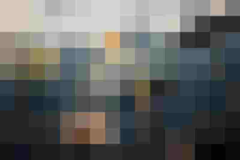 Zwei Gastein-Gondeln vor Alpenpanorama im Sommer, Berge und Blumen im Hintergrund