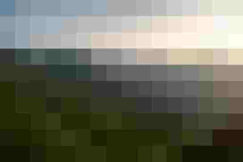 Hängebrücke mit Wanderern vor Alpenpanorama im Gasteinertal bei Sonnenuntergang