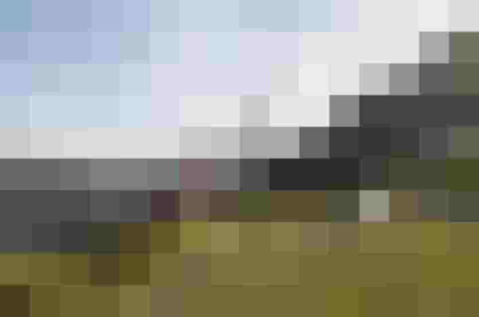 Familie am Gipfelkreuz mit Blick auf Berge im Gasteinertal