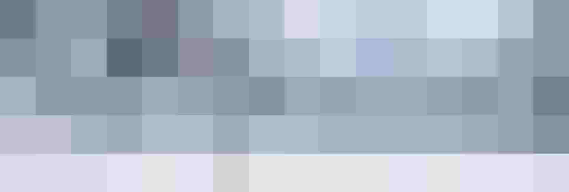 Verschneite Alpenlandschaft mit Holzhütten, Tannenwald und schneebedeckten Bergen