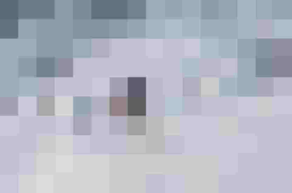 Langläufer auf verschneiter Loipe im Gasteinertal vor Alpenkulisse