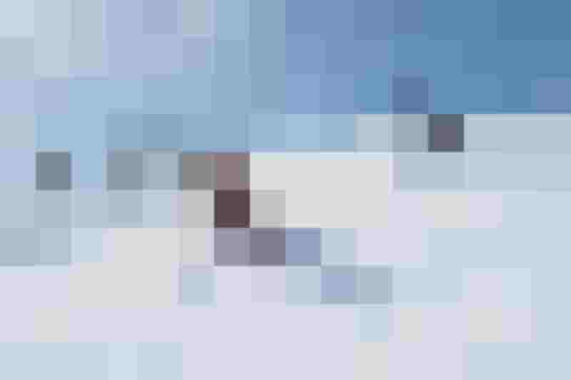 Drei Skifahrer fahren bei Sonnenschein auf verschneiter Piste im Gasteinertal