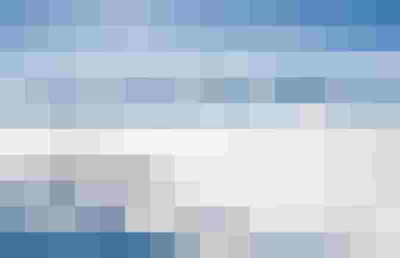 Skipiste mit Skifahrern, Seilbahn und verschneiten Alpen im Gasteinertal