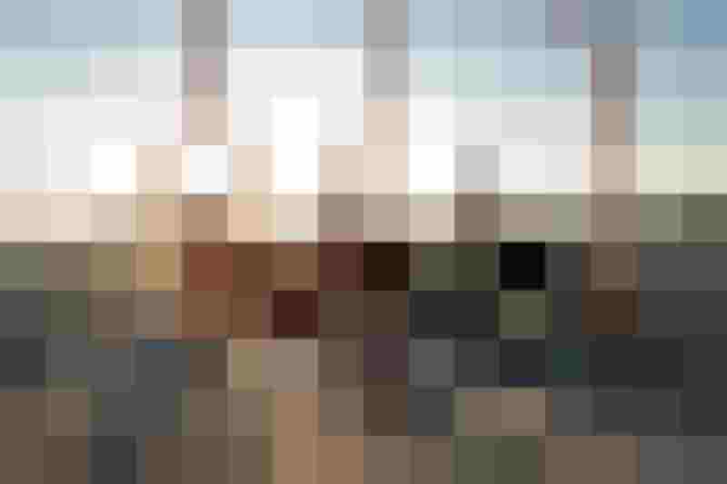 Drei Personen machen Yoga bei Sonnenaufgang mit Alpenpanorama im Gasteinertal