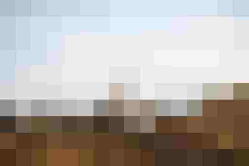 Frau macht Yoga auf Felsen in den Alpen mit Bergpanorama im Gasteinertal